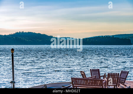 Goldene Stunde, wie die Sonne über den Handel Bay, Dorset, ON, Kanada. August 2016 Stockfoto