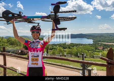 Paola Gianotti ##iorispettoilciclista ilgirodipaola Halten mutige Italienische weibliche Radfahrer rund um die Welt geradelt Guinness Weltrekordhalter tragen Stockfoto