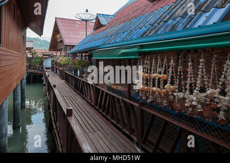 Häuser auf Stelzen im Fischerdorf Bang Bao, Koh Chang, Thailand Stockfoto