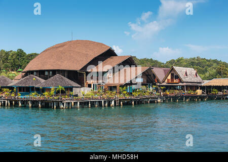 Häuser auf Stelzen im Fischerdorf Bang Bao, Koh Chang, Thailand Stockfoto