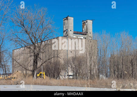 Körnerelevator gegen den blauen Himmel in Minneapolis Minnesota Hennepin County verlassen Stockfoto