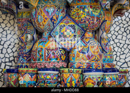 Mexican talavera Stil Töpferei in Altar und Brunnen verwendet. Dieses farbenfrohe handgefertigte Majolika haben ein unscharfes Aussehen, wie Sie die Sicherung in die Glasur. Stockfoto