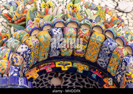 Mexican talavera Stil Töpferei in Altar und Brunnen verwendet. Dieses farbenfrohe handgefertigte Majolika haben ein unscharfes Aussehen, wie Sie die Sicherung in die Glasur. Stockfoto