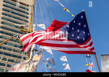 Baltimore, MD, USA - 16. Juni 2012: Eine US-Flagge auf einem Schiff in der Inneren Harbr Klappen in den Wind. Stockfoto