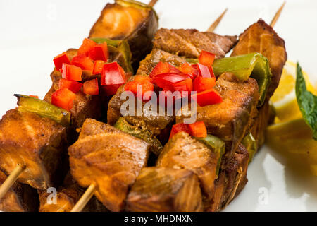 Gebratener Fisch mit Zitrone und Minze auf Spieße quadratisch geschnitten BBQ Mittagessen Stockfoto