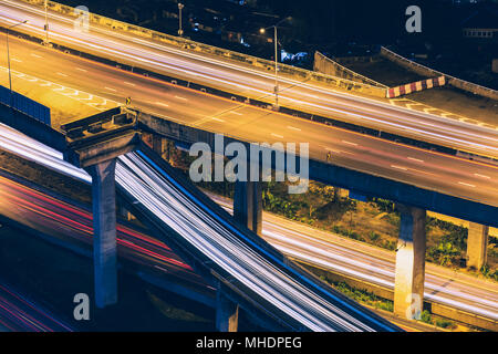 Leichte Wanderwege auf Express Highway bei Nacht, Langzeitbelichtung Abstract im städtischen Hintergrund Stockfoto