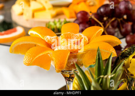 Auswahl an Käse, Früchte und Snacks für den Urlaub Stockfoto