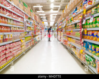 Abstract blur Supermarkt für Hintergrund, ein Mann, der Einkauf im Supermarkt Stockfoto