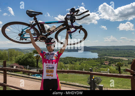 Paola Gianotti ##iorispettoilciclista ilgirodipaola Halten mutige Italienische weibliche Radfahrer rund um die Welt geradelt Guinness Weltrekordhalter tragen Stockfoto