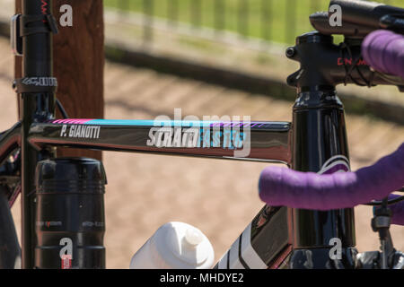 Paola Gianotti ##iorispettoilciclista ilgirodipaola Halten mutige Italienische weibliche Radfahrer rund um die Welt geradelt Guinness Weltrekordhalter tragen Stockfoto