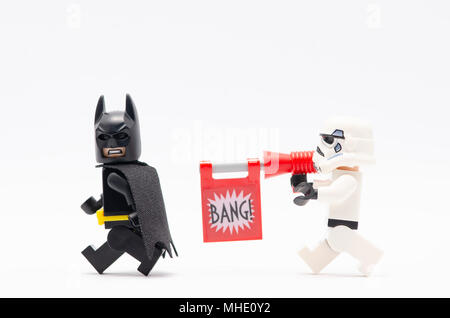 Mini Abbildung von Storm Trooper mit bang Pistole jagt Batman. Lego Minifiguren sind von der Lego Gruppe hergestellt. Stockfoto
