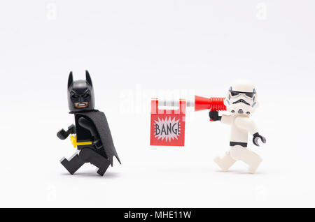 Mini Abbildung von Storm Trooper mit bang Pistole jagt Batman. Lego Minifiguren sind von der Lego Gruppe hergestellt. Stockfoto