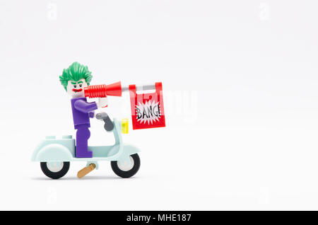 Mini Abbildung von joker reiten Roller mit bang Pistole. Lego Minifiguren sind von der Lego Gruppe hergestellt. Stockfoto