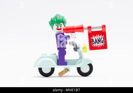 Mini Abbildung von joker reiten Roller mit bang Pistole. Lego Minifiguren sind von der Lego Gruppe hergestellt. Stockfoto