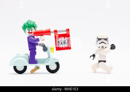 Mini Abbildung von joker reiten Roller mit bang Pistole jagen Storm Trooper. Lego Minifiguren sind von der Lego Gruppe hergestellt. Stockfoto