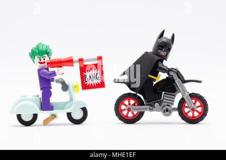 Mini Abbildung von joker reiten Roller mit bang Pistole jagt Batman mit Dirt Bike. Lego Minifiguren sind von der Lego Gruppe hergestellt. Stockfoto