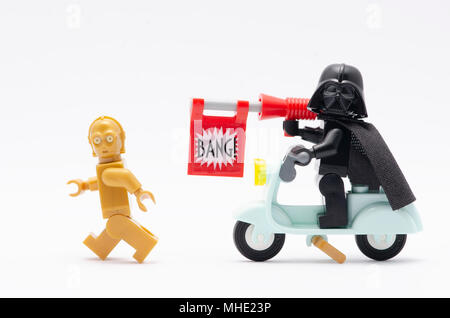 Mini Figur des Darth Vader reiten Roller mit bang Pistole jagen c3po. Lego Minifiguren sind von der Lego Gruppe hergestellt. Stockfoto