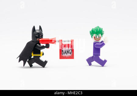 Mini Abbildung von Batman mit bang Pistole jagen Joker. Lego Minifiguren sind von der Lego Gruppe hergestellt. Stockfoto