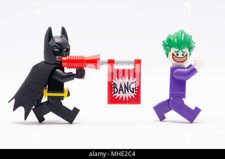 Mini Abbildung von Batman mit bang Pistole jagen Joker. Lego Minifiguren sind von der Lego Gruppe hergestellt. Stockfoto