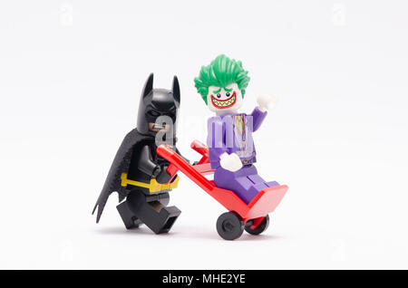 Mini Abbildung von Batman quirlig Trolley mit Joker stehen auf it und zusammen Bild. Lego Minifiguren sind von der Lego Gruppe hergestellt. Stockfoto