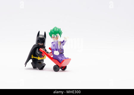 Mini Abbildung von Batman quirlig Trolley mit Joker stehen auf it und zusammen Bild. Lego Minifiguren sind von der Lego Gruppe hergestellt. Stockfoto