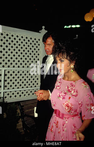 Washington, DC. USA, 2. Juni, 1987 Elizabeth Taylor wird von George Hamilton an der AMFAR Fundraiser begleitet. Credit: Mark Reinstein/MediaPunch Stockfoto
