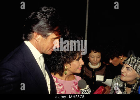 Washington, DC. USA, 2. Juni, 1987 Elizabeth Taylor wird von George Hamilton an der AMFAR Fundraiser begleitet. Credit: Mark Reinstein/MediaPunch Stockfoto