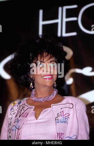 Pittsburgh, Pennsylvania. USA, 16. September 1992 Elizabeth Taylor und Ehemann Larry Fortensky machen einen Auftritt auf der Kaufmans Kaufhaus Förderung "weisse Diamanten 'Parfüm. Credit: Mark Reinstein/MediaPunch Stockfoto