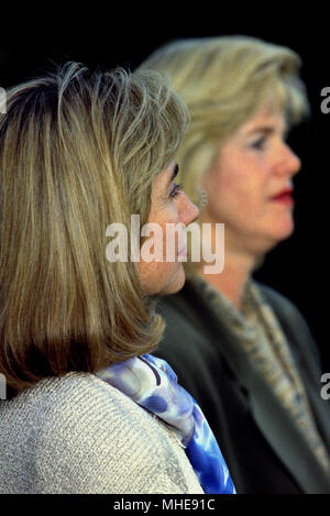 Washington DC. USA, 29. April, 1993 Hillary Rodham Clinton und Tipper Gore Bemerkungen an der Rezeption für den Präsidenten Health Care Task Force in der Einfahrt des Südens Rasen des Weißen Hauses Credit: Mark Reinstein/MediaPunch Stockfoto