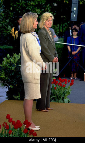 Washington DC. USA, 29. April, 1993 Hillary Rodham Clinton und Tipper Gore Bemerkungen an der Rezeption für den Präsidenten Health Care Task Force in der Einfahrt des Südens Rasen des Weißen Hauses Credit: Mark Reinstein/MediaPunch Stockfoto