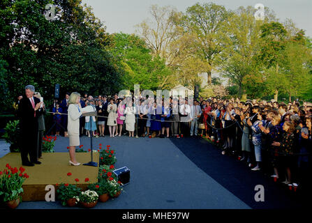 Washington DC. USA, 29. April 1993 Prsident William Clinton steht neben Tipper Gore, während seine Frau Hillary Rodham Clinton und Tipper Gore Bemerkungen an der Rezeption für den Präsidenten Health Care Task Force in der Einfahrt des Südens Rasen des Weißen Hauses Kredit liefern: Mark Reinstein/MediaPunch Stockfoto