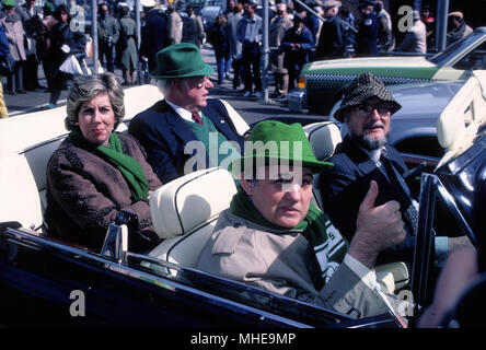 Chicago, Illinois, USA, 17. März 1987 der ehemalige Pressesprecher des Präsidenten James Brady und seine Frau Sarah Fahrt in der jährlichen St. Patricks Day Parade in der Windy City. Brady, der ernsthaft an den Dreharbeiten Versuch 1981 auf Präsident Reagan verletzt wurde, Ritt in der Nähe der Vorderseite der Parade in einem schwarzen Oldtimer Rolls Royce. Credit: Mark Reinstein/MediaPunch Stockfoto