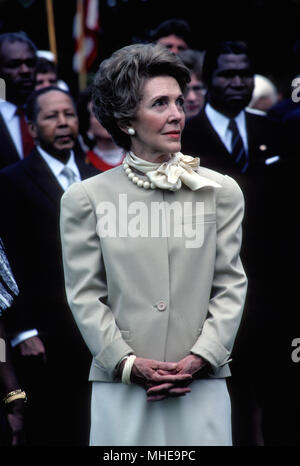 Washington, DC, USA, 7. Juni, 1983 First Lady Nancy Reagan während der offiziellen Begrüßungszeremonie für Präsident Felix Houphuet-Boigny der Elfenbeinküste und Frau Felix Houphouet-Boigny auf dem Südrasen des Weißen Hauses. Credit: Mark Reinstein/MediaPunch Stockfoto