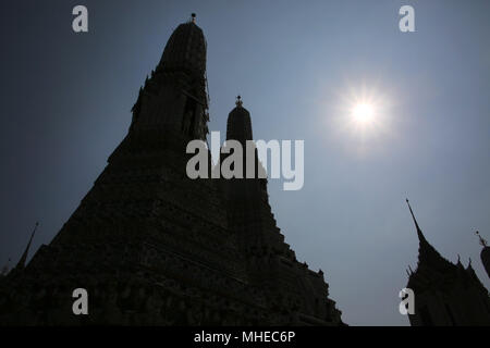 Silhouette von Wat Arun, der Main Tower Der Tempel Pagode Gebäude, Bangkok, Thailand. Stockfoto