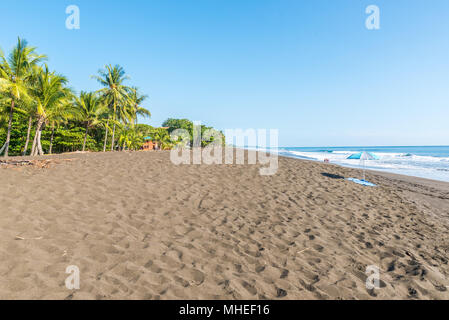 Sonnenschirm und Handtuch an der Playa Hermosa de Costa Rica - Pazifikküste Stockfoto