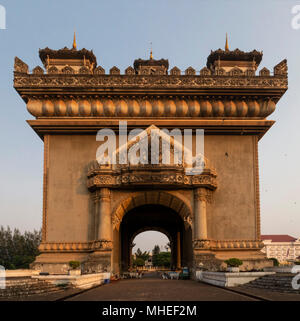 Patuxai, im wahrsten Sinne des Wortes den Sieg und Tor Tor von Triumph, ist ein Krieg Denkmal im Zentrum von Vientiane, Laos, zwischen 1957 und 1968 gebaut. Stockfoto