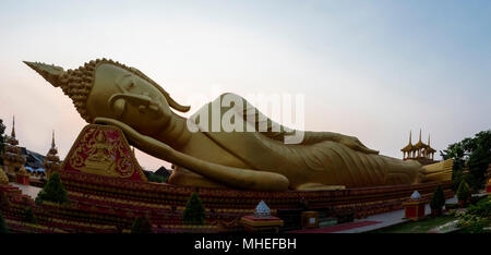 Liegenden Buddha. Das Pha That Luang ist das wichtigste Nationalmonument in Laos ist; ein Symbol der buddhistischen Religion und Lao Souveränität. Stockfoto