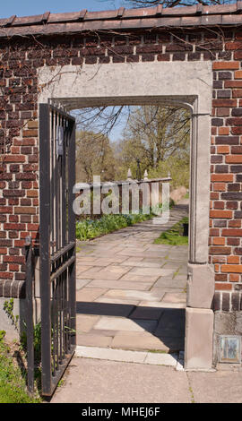 Eine Mauer mit einem geöffnet gated Eingang in den Garten an der Mellon Park in Pittsburgh, Pennsylvania, USA führenden Stockfoto