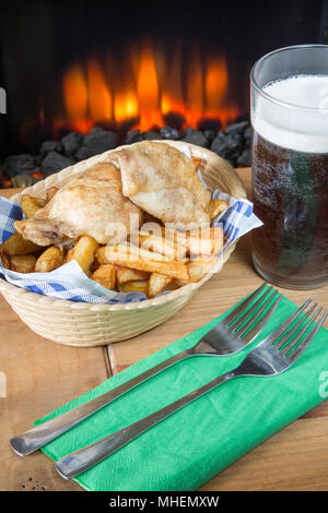 Eine klassische englische Reisgericht mit Hähnchen und Pommes in einem Korb Stockfoto