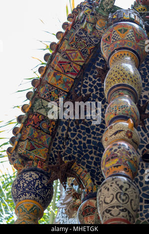 Mexican talavera Stil Töpferei in Altar und Brunnen verwendet. Dieses farbenfrohe handgefertigte Majolika haben ein unscharfes Aussehen, wie Sie die Sicherung in die Glasur. Stockfoto