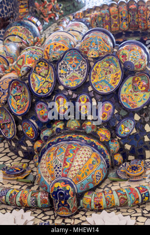 Mexican talavera Stil Töpferei in Altar und Brunnen verwendet. Dieses farbenfrohe handgefertigte Majolika haben ein unscharfes Aussehen, wie Sie die Sicherung in die Glasur. Stockfoto