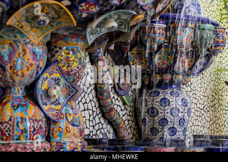 Mexican talavera Stil Töpferei in Altar und Brunnen verwendet. Dieses farbenfrohe handgefertigte Majolika haben ein unscharfes Aussehen, wie Sie die Sicherung in die Glasur. Stockfoto