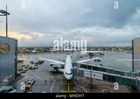 Airbus A330-300 der Lufthansa Airline bereitet sich auf dem Frankfurter Flughafen in Deutschland zu nehmen. Lufthansa ist die größte deutsche Fluggesellschaft. Stockfoto