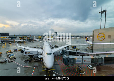 Boeing 747 der Lufthansa Airline bereitet sich auf dem Frankfurter Flughafen in Deutschland zu nehmen. Lufthansa ist die größte deutsche Fluggesellschaft. Stockfoto