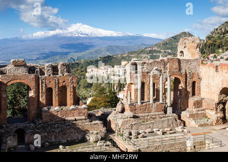 Antike griechisch-römische Theater von Taormina mit Stadt und den Ätna auf Sizilien. Stockfoto