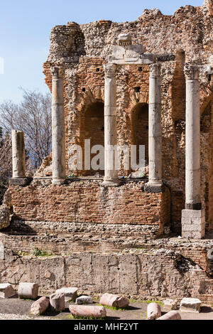 Spalte der antiken griechisch-römischen Theater von Taormina, Sizilien. Stockfoto