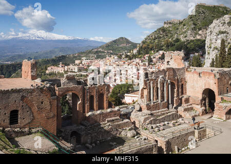 Antike griechisch-römische Theater von Taormina mit Stadt und den Ätna auf Sizilien. Stockfoto