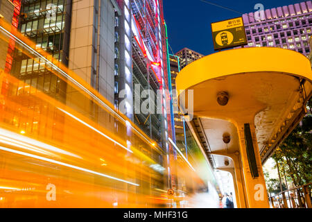 Öffentliche Straßenbahn in der Bank Street, Central Financial District, Hongkong, China. Stockfoto