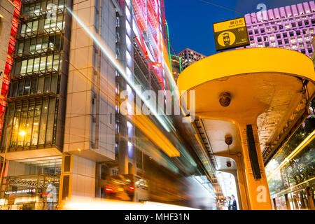 Öffentliche Straßenbahn in der Bank Street, Central Financial District, Hongkong, China. Stockfoto