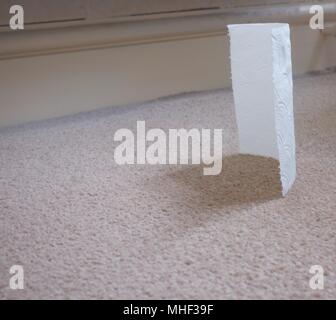 Ein Blatt Toilettenpapier aufrecht steht nach ca. 25 cm fallen gelassen wurde. Ein Laie würde erwarten, dass es flach fallen. Stockfoto